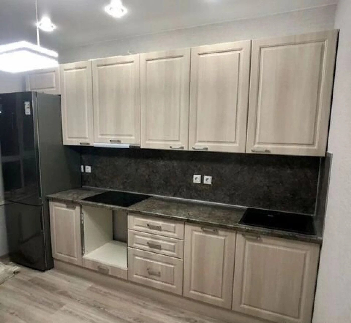 Прямая кухня на заказ в современном стиле с фурнитурой Blum