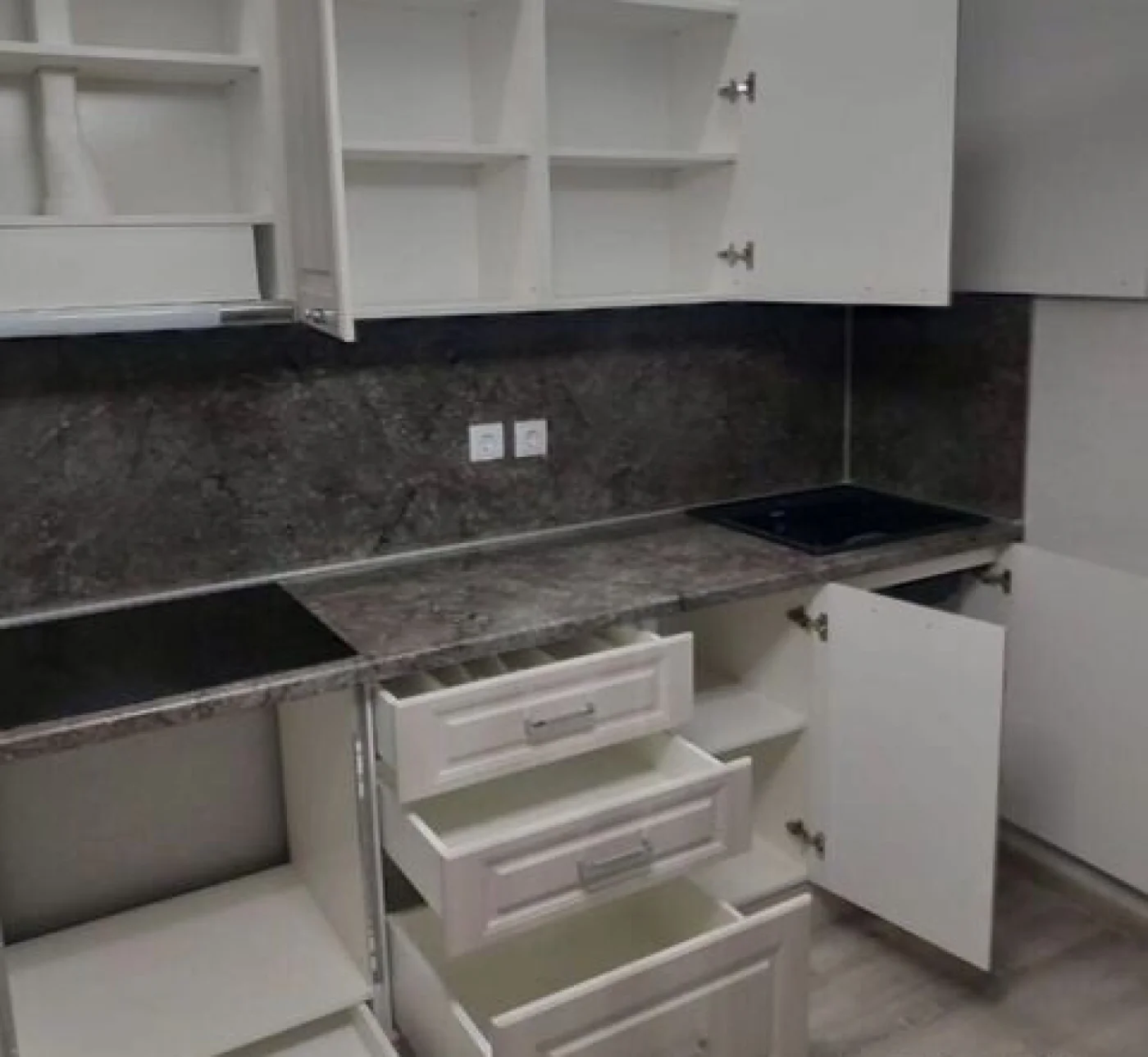Прямая кухня на заказ в современном стиле с фурнитурой Blum