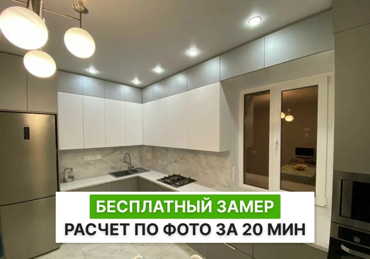 Прямая кухня на заказ в современном стиле с фурнитурой Blum и прочной столешницей под камень
